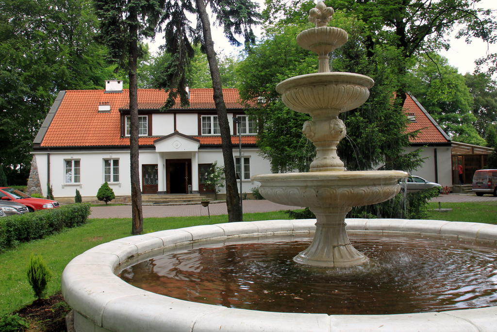 Dedek Park - Historyczny Dworek W Pieknym Parku Skaryszewskim Obok Stadionu Narodowego Warschau Exterior foto